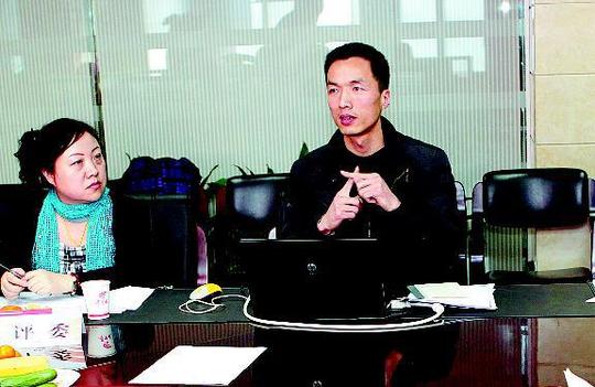 参赛的创业代表李宇飞(右)回答评委提问本报记者王智摄