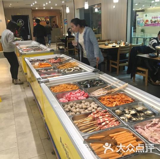 到南京去玩,看到这家店生意不错,也去凑个热闹,自助的烧烤火锅