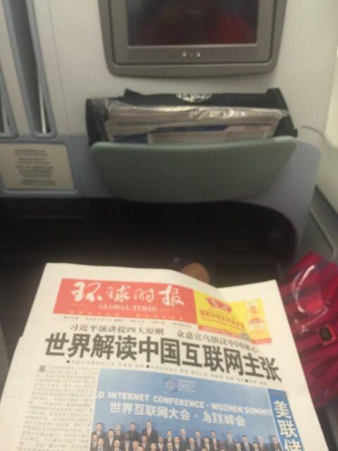 十分钟后暂时安全,飞机一片狼籍,舱内释压释氧都是怪怪的味道,索性