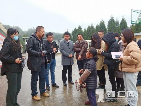 采访团采访江口县鱼粮溪村残疾群众