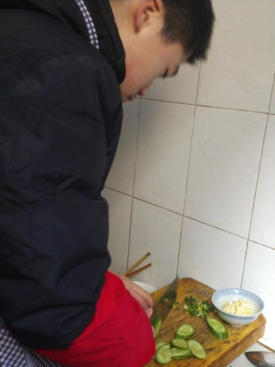 只见我有右手锅铲,左手握住锅柄,不断的翻炒着,翻锅倒铲,香味,不对