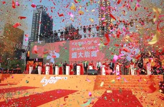 我们注意到,同样位于三四线城市之列的商业地产项目——桐乡吾悦