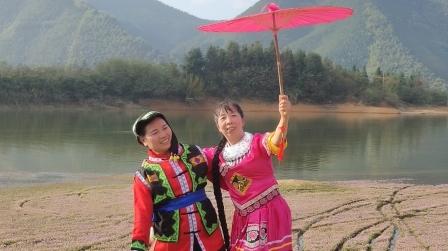 大余县青龙镇老年体协在南雄表演舞蹈《新龙船调》