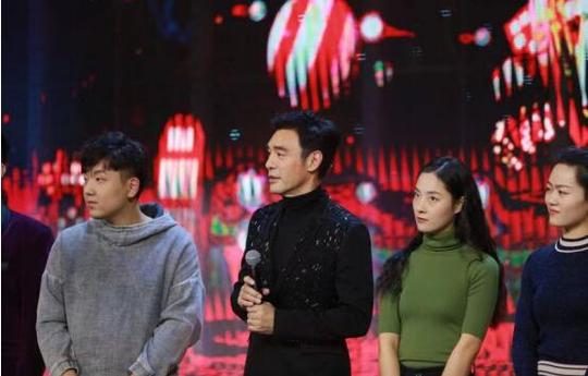 此外,本次节目联合腾讯微视,将一些网络上流行的搞笑类短视频,以真人