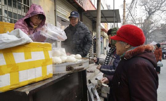 农民街头做生意，没有两把刷子怎么赚钱，看小伙的赚钱窍门