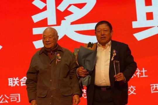 初次创业,高乃则在府谷县城开了一家豆腐坊,豆腐单价很低,开始