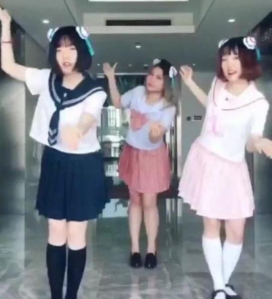 还让三位小妹现场给观众来了一段快手版的a站社会摇?