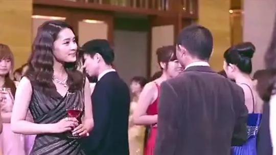 视频:豪门千金长清身穿黑色鱼尾服端着红酒惹得众人侧面