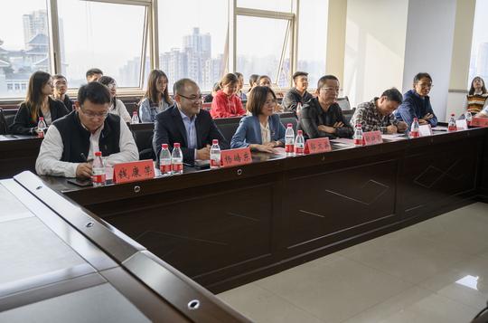 专题报告会上,杨皓东和郭文英向在座的师生分享了"爱的力量与梦想的