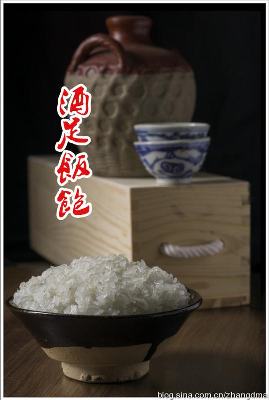 饭"实为街边买来的糯米粢饭,在碗中造型后放入冰箱冷藏室备用,拍摄前