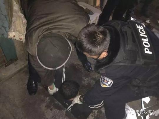 为了捡起掉落在厕所里的手机,却不慎因醉酒滑入便池并卡住身体…….