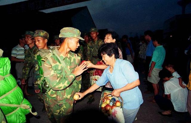 人民子弟兵抗洪救灾的范文