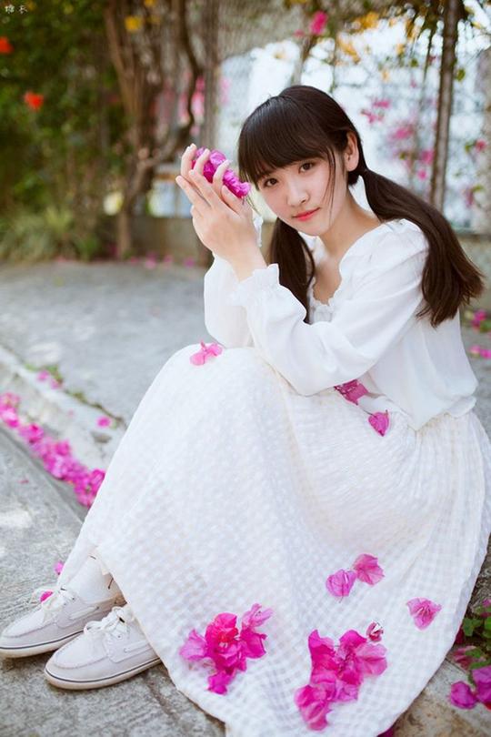 优优美图采集到如山泉清澈的清纯美少女花间幽静美如画