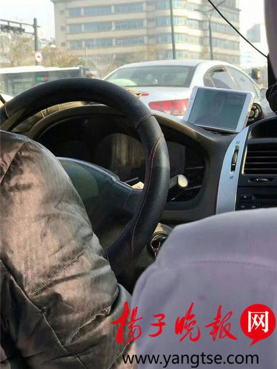 出租车司机边开车边看视频交警依法对其处罚