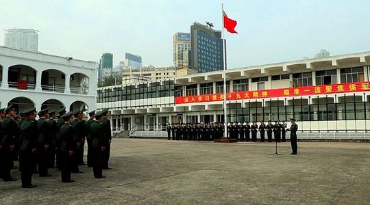 元旦清晨驻香港部队某合成旅攻坚英雄营举行升国旗仪式摄影唐云枫仲昭阳戴鼎龙