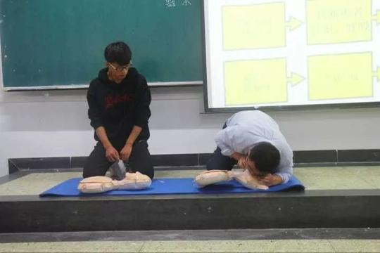 警法正文郭鹤男以带领大家做手部运动操的师生互动方式拉开了活动