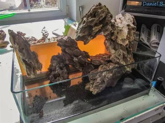 清洗素材,松皮石松皮石孔缝多,容易藏泥用水枪冲洗效果好最好是