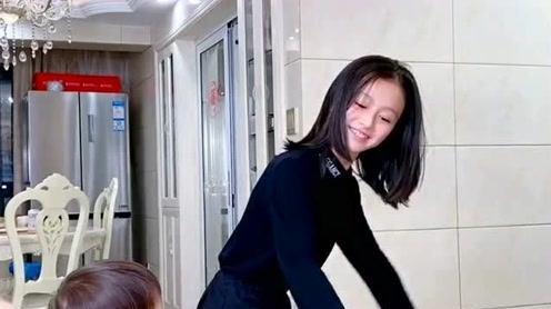 小姐姐尝试偶像的螃蟹舞，跳出了原创的风格，果然还是女生跳比较合适!
