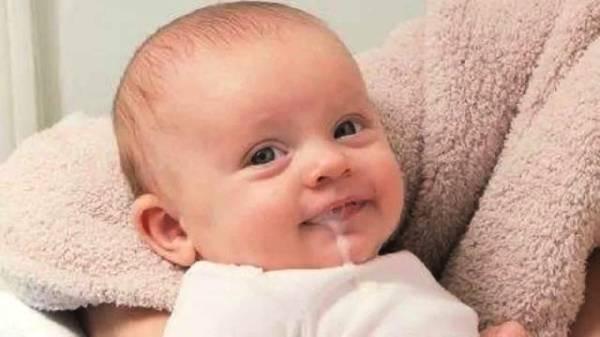 宝宝吐奶怎么回事儿