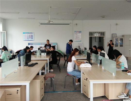 其中,对15级学生的考查重点是税法与初级会计实务等,对16级学生的考察