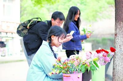 大学生武汉创业开无人花店，一天毛利润最高4500元