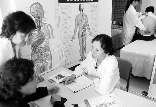 从市总工会职工创业培训基地开办的"4050"人员保健刮痧培训班刚
