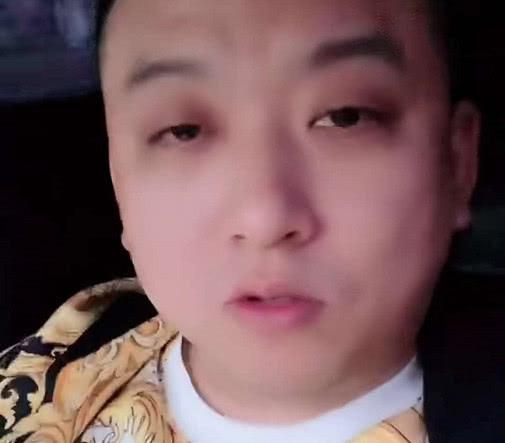 李四豪车被砸,看到照片疑似人为,李四宣布暂停所有的