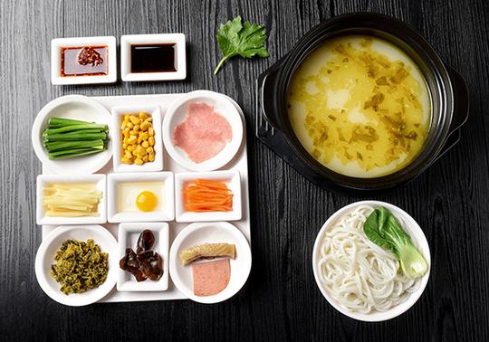 以参考:豌豆黄,豆汁,焦圈,爆肚,驴打滚,艾窝窝,炒肝,炸灌肠,白水羊头