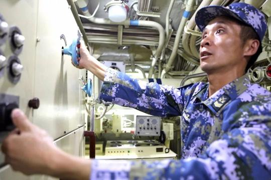 电工技师陈祖军正在操作装备.吴奔摄