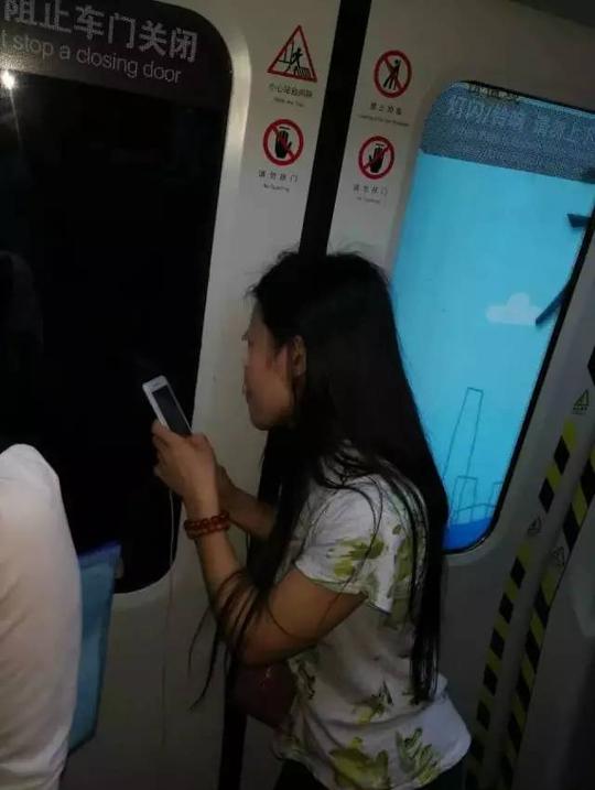 尴尬!广州女子坐地铁头发被门夹了6站,仍淡定看手机