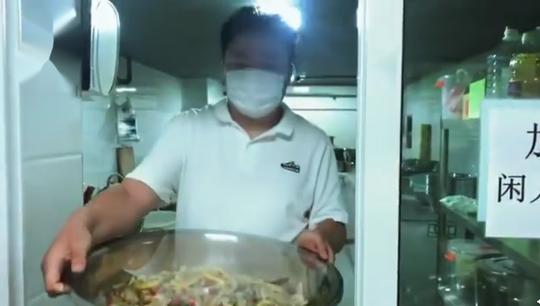 运气“最差”的研究生，34岁还在菜市场摆摊卖鸡爪，只因错过年龄
