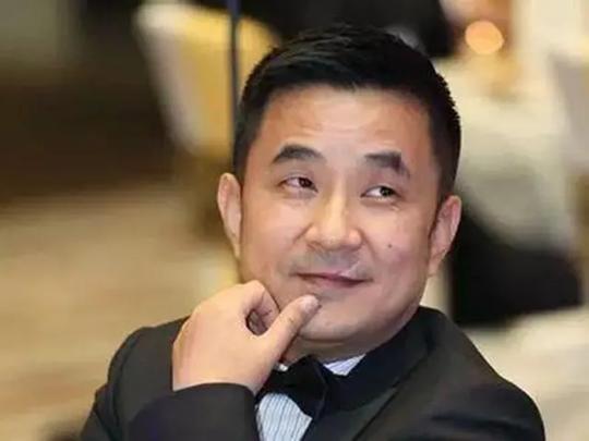 负债800亿逃到国外，还带走61亿和明星女友，父亲去世都不回来