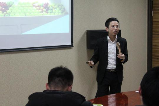 会上,互联网大咖袁龙杰先生就易点鲜这一生鲜新零售项目给参会人员做