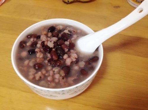 材料:薏米10克,红豆20克,芡实5克,枸杞2克做法:薏米提前一夜