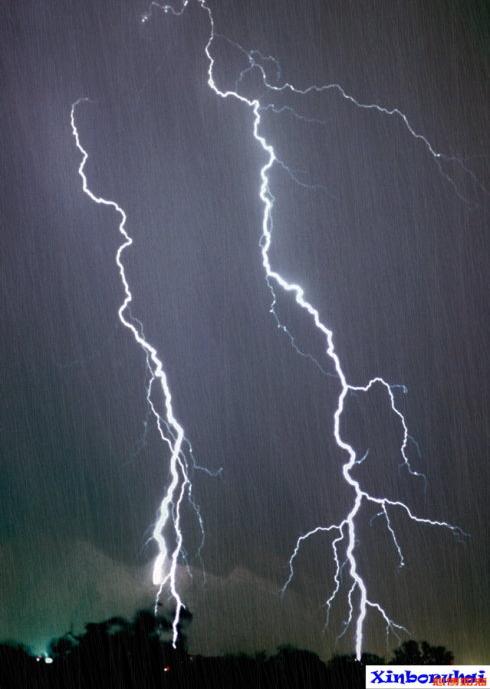2008年8月26日夜北京电闪雷鸣风雨交加