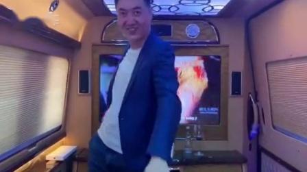 80后老板在百万豪车上谈完生意，居然跳了段舞-易车