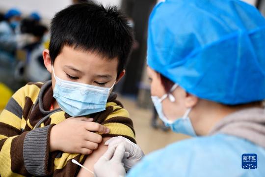 11月2日，在贵州省贵阳市第二实验小学，学生家长在为孩子登记新冠疫苗接种信息。近日，贵州省贵阳市全面启动3至11岁人群新冠疫苗接种工作，医务人员走进校园，为学生接种疫苗。新华社记者杨文斌摄