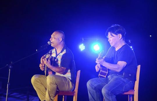 《我要》,再次点燃了现场气氛;教师代表黄月凤带来的歌曲《龙船调》