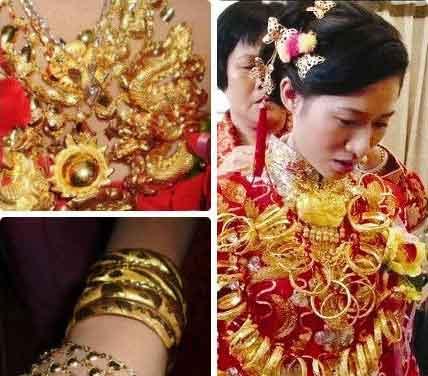 网曝“黄金新娘”头戴钻石皇冠全身戴50个金镯(图)