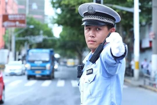 【视频时长43〃】▼我叫倪嘉辉,是杨浦交警支队机动大队的一名