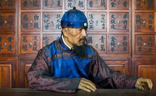 在朋友的介绍下,智天豹又开始卖膏药,也算专业对口,一开始生意还不错