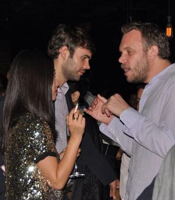 朱珠国外留学派对抽烟表情照片