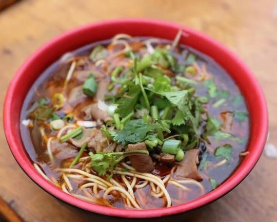 襄阳人早餐吃牛肉面配黄酒,一碗12元份量足,喝酒吃肉