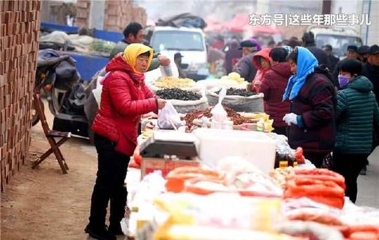 零下8度,50多岁农村大哥和大姐在集市上做生意,挺心酸