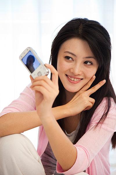 年轻女人手机自拍_图片大全—全景创意图库（quanjing.com）中国领先的正版图片视频素材网站