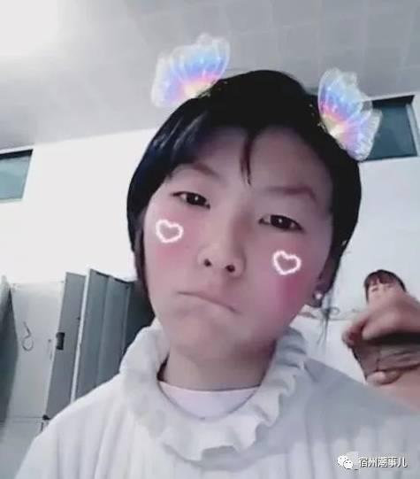 宿州脑残女网友竟然在女浴室玩快手直播!致使一大嫂惨遭.