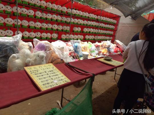 农村老奶奶摆摊赚钱,不卖吃的做起了这种比较省事的生意