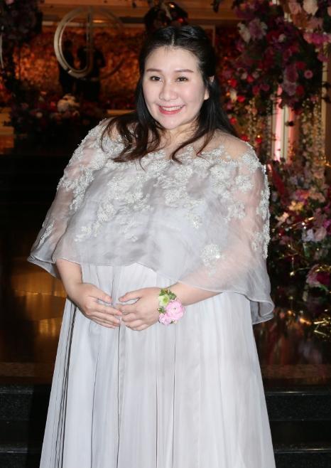 赌王千金晒女儿正脸照穿灰t像大妈还被嘲长得不如60岁的妈时尚家庭第1张-家庭网