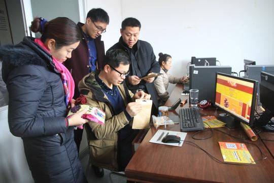 图为33团团委和创业青年一起咨询电商,产品包装等问题.