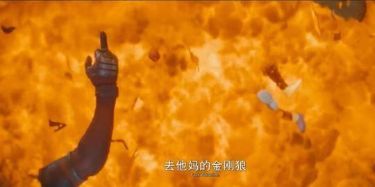 动漫正文影片开场的第一个镜头,就是贱贱在把玩着金刚狼手办——